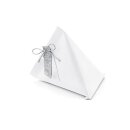 6 white mini boxes, triangular, with twine and tags, guest gift