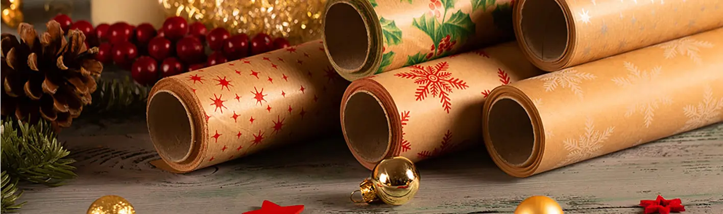 Rollen mit Geschenkpapier für Weihnachten